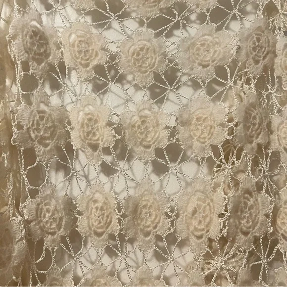 Elegant ivory rosette crocheted Shawl - Picture 3 of 3